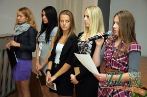 20110923201726-IMG_2179p_zemgales_vacelite_dzeja_pieskariens_gramatas_atversana_kn_230911